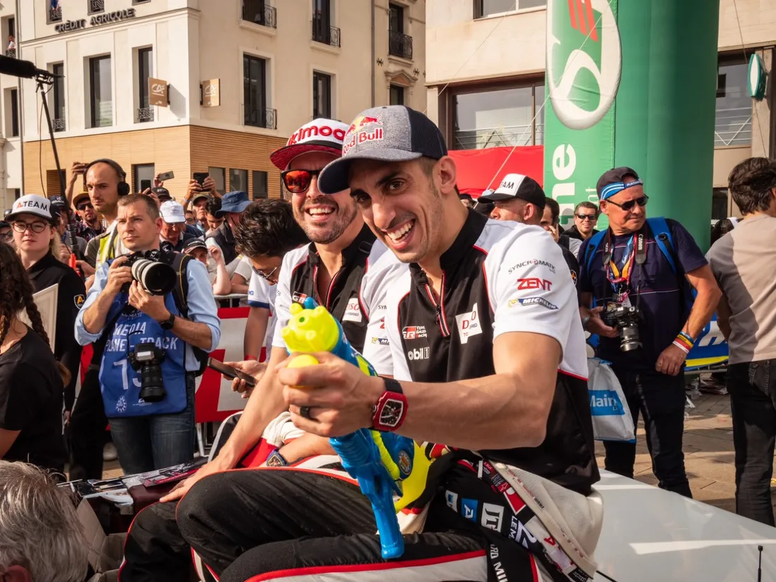 Fernando Alonso et Sebastien Buemi lors de la Parade des pilotes en 2019